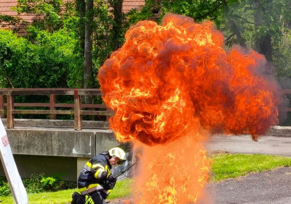 Jugend: Übung Entstehungsbrandbekämpfung