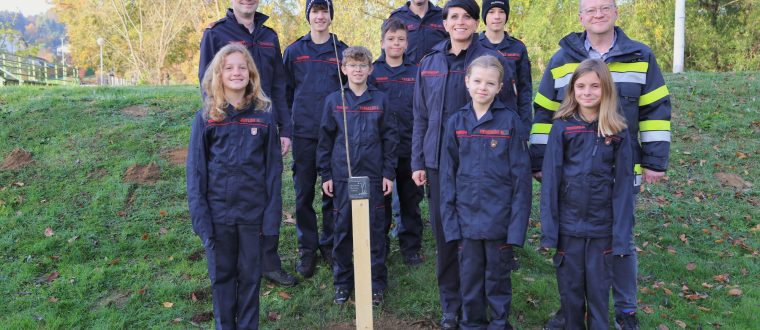 Feuerwehrjugend pflanzt einen Baum