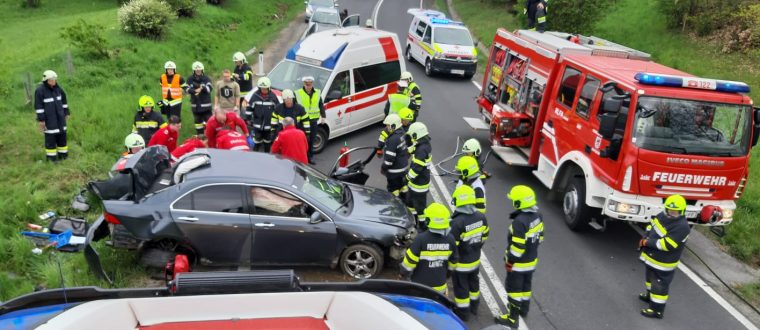 Verkehrsunfall mit eingeklemmter Person auf der B54 am 23.04.2019